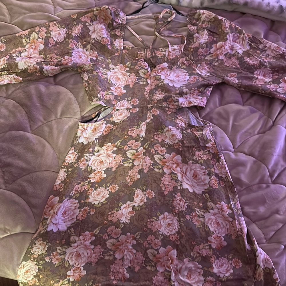 Beautiful Blush and Cream colored Floral print dress, from Forever 21. Runs sm